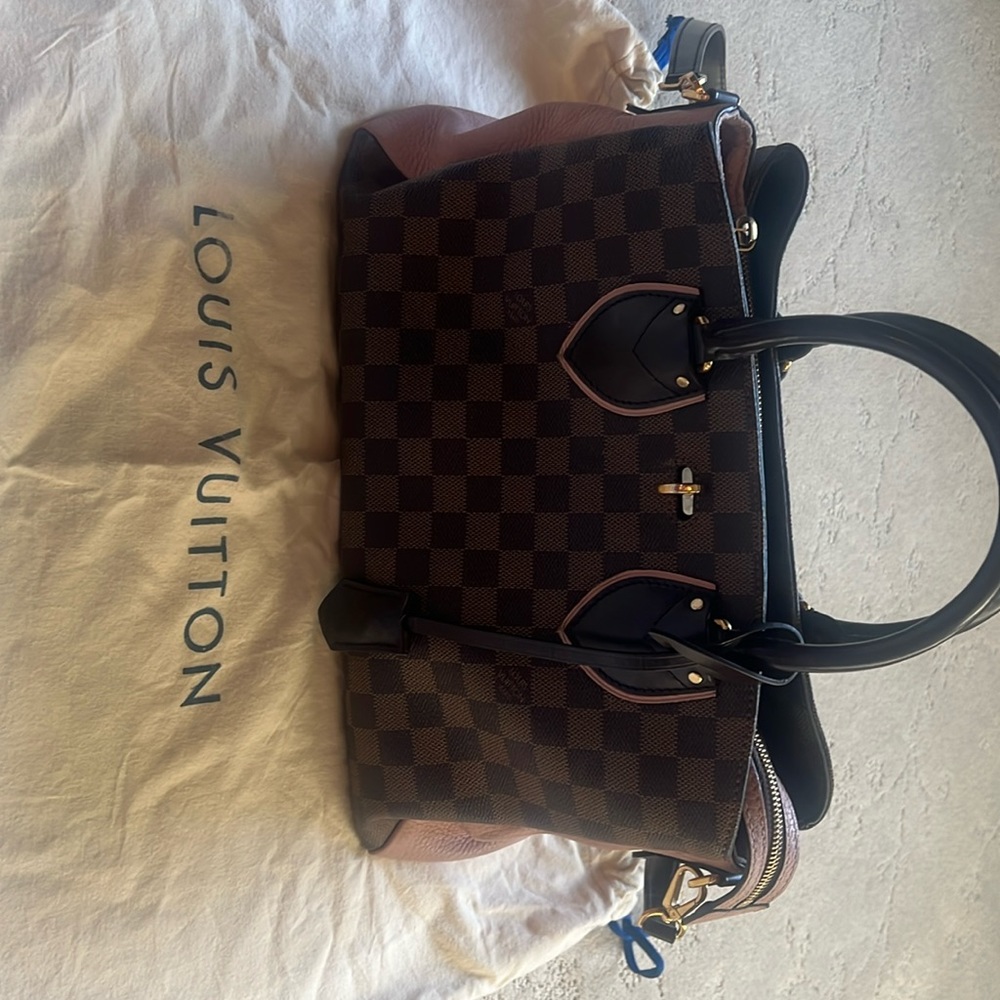 Louis Vuitton purse authentic great shape with dusting bag